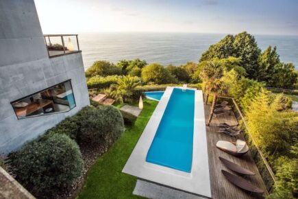 Beachfront villa with Jacuzzi and gym