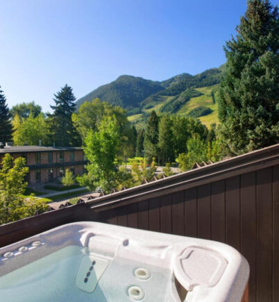 King Suite w/ Spa Bath at Hotel Aspen