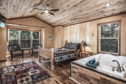 Romantic Cabin with Hot Tub