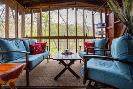 Treehouse Cabin with Hot Tub