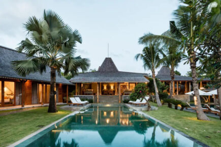 Traditional Bali Villa Near Batubelig Beach