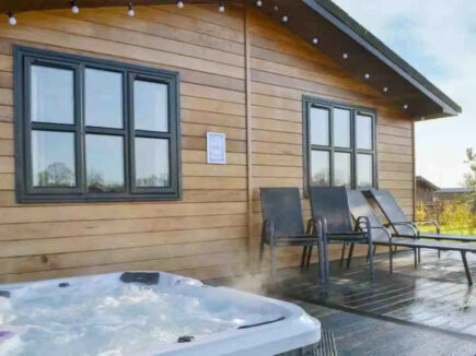 Countryside Cabin w/ Hot Tub