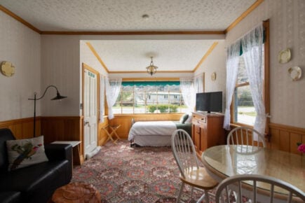 One-Bedroom Cottage at Settlers Cottage Motel