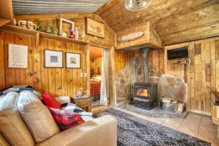 Cozy Tiny Home with Fireplace and Mountain Views Lyons