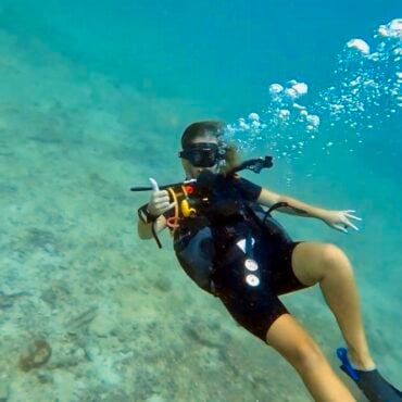 Taya throwing signs diving underwater in Koh Tao, Thailand