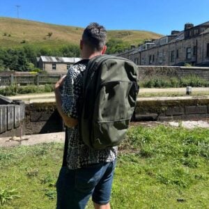 traveller carrying pakt travel pack