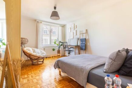 Cozy & private room in downtown hip area!